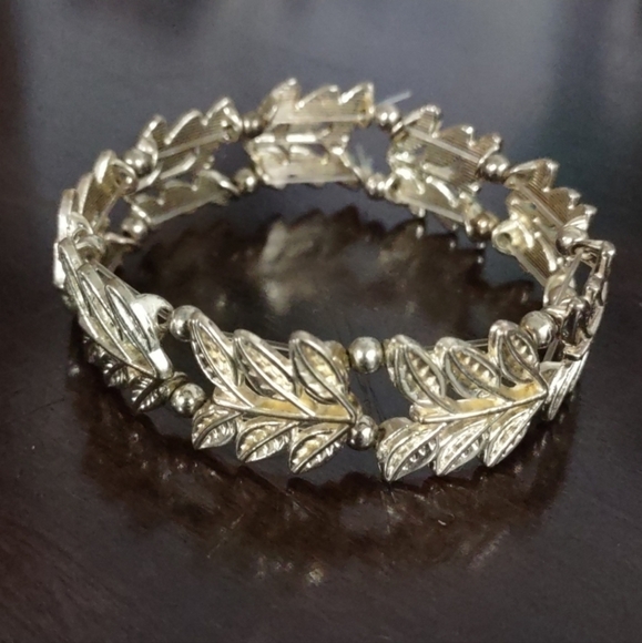 No Brand Jewelry - Women's Vintage Gold-Tone Beaded Leaf Link Stretch Bracelet